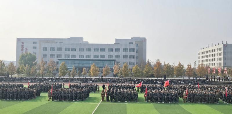 燃！sunbet举行2025级新生国防教育汇报表演暨总结表彰大会