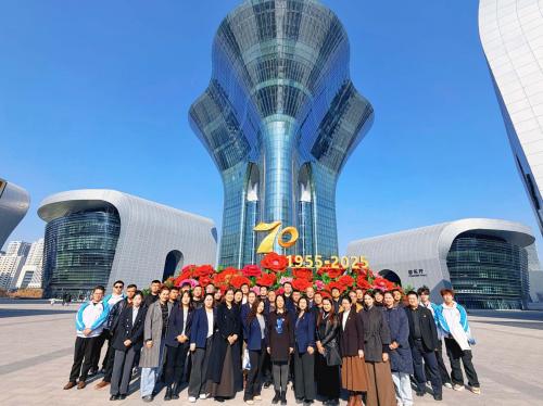 sunbet申慱官网党员师生代表参观新疆维吾尔自治区成立70周年主题成就展和乌鲁木齐市博物馆